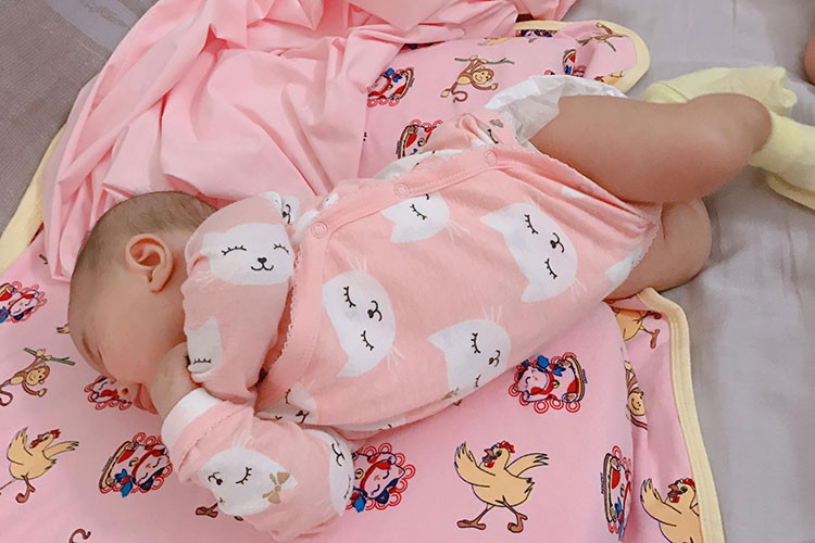 Tú Vi tâm sự về con gái: “Nằm một hồi từ hàng dọc thành hàng ngang, mền thì tung hết cả ra, vớ thì còn vương vấn nửa bàn chân! Giống ba con quá con”.