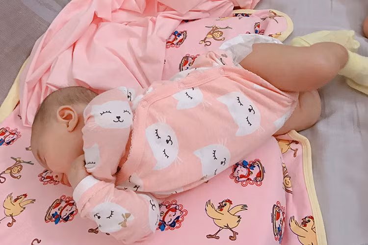 Tú Vi tâm sự về con gái: “Nằm một hồi từ hàng dọc thành hàng ngang, mền thì tung hết cả ra, vớ thì còn vương vấn nửa bàn chân! Giống ba con quá con”.