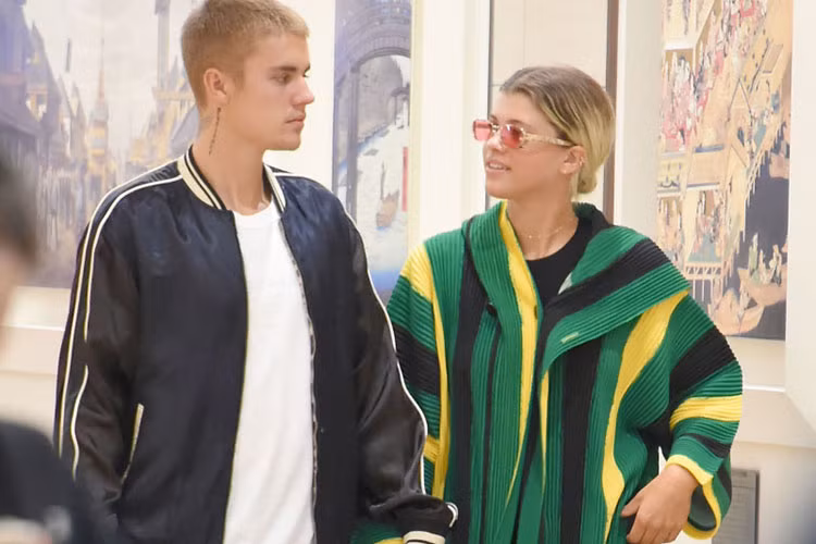 Tháng 8/2016, Justin công khai hẹn hò người mẫu Sofia Richie. Tuy nhiên, cuộc tình này cũng sớm tan vỡ.