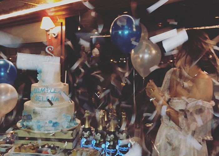 Trên trang cá nhân, nữ ca sĩ viết: "Lại thêm một tuổi nữa. Cảm ơn những người bạn thân đã cùng tôi đón tuổi mới. Tôi yêu mọi người rất nhiều".