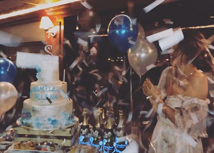 Trên trang cá nhân, nữ ca sĩ viết: "Lại thêm một tuổi nữa. Cảm ơn những người bạn thân đã cùng tôi đón tuổi mới. Tôi yêu mọi người rất nhiều".