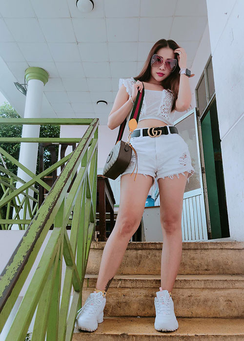 Khả Ngân đi thu âm cho nhạc phim sau đó lại đi tập nhảy.