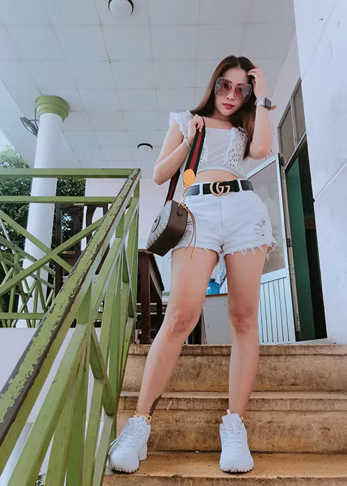 Khả Ngân đi thu âm cho nhạc phim sau đó lại đi tập nhảy.