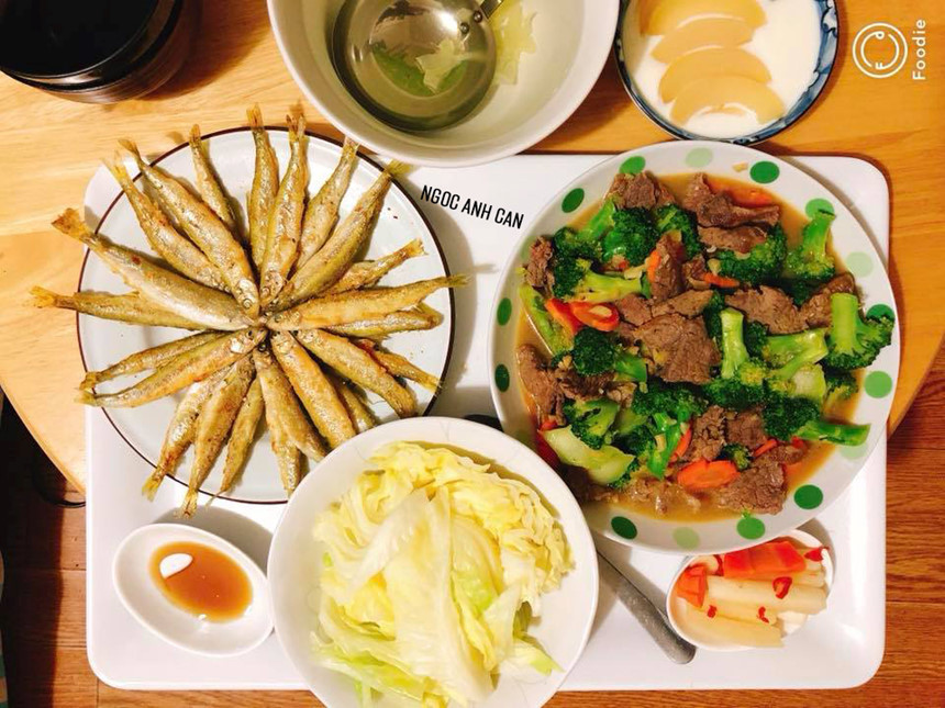 Thực đơn 3: Cá trứng chiên, thịt bò xào bông cải - cà rốt, rau cải luộc, canh bắp cải luộc. Tráng miệng với sữa chua dầm đào trắng.