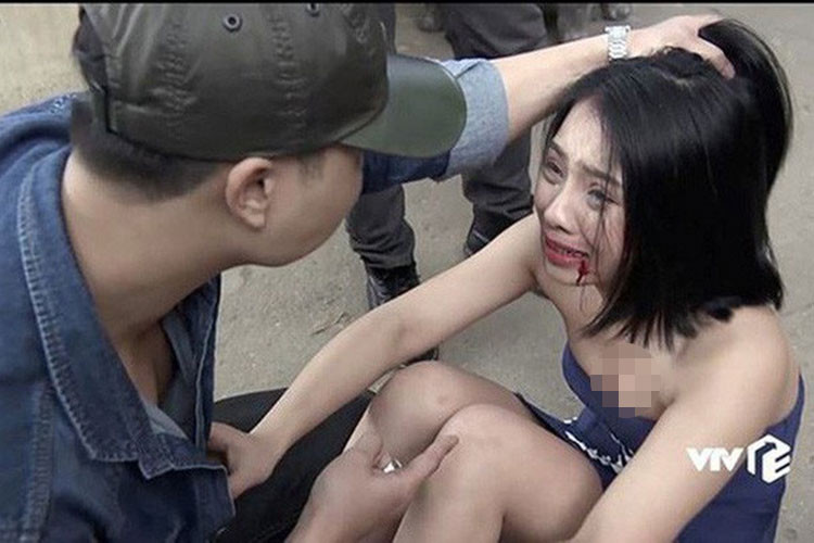 Hình ảnh một cô gái làng chơi bị đánh đập khi bị phát hiện vì đi khách ngoài không báo cáo. Ảnh: VTV
