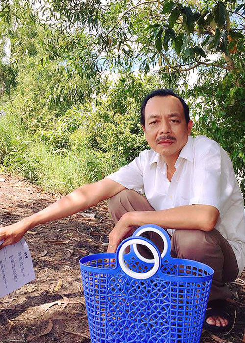 Chia sẻ đi quay phim, Thanh Hoàng làm thơ: “Tay cầm kịch bản đã quay xong/ Trước mặt là giỏ/ Giỏ trống không/Kịch bản quay xong tiền chưa có/ Nên giỏ trống không vẫn trống không”.