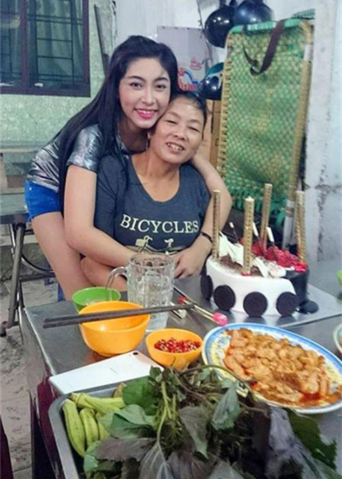 Không ít lần, Đặng Thu Thảo khoe ảnh tình cảm bên bố mẹ. Ảnh: Danviet