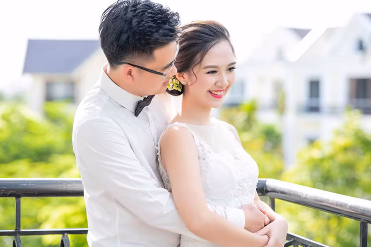 Đông đảo nghệ sĩ: Nguyệt Hằng, Hoàng Yến, Việt Anh, Thái Dũng gửi lời chúc mừng Hà Anh lên xe hoa. Ảnh: FBNV