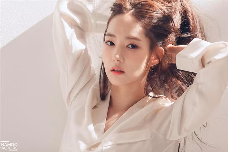Không quá lạm dụng phẫu thuật thẩm mỹ, “Thư ký Kim” Park Min Young đẹp vạn người mê. Hiện tại, cô được xem là mỹ nhân Hàn dao kéo thành công nhất.