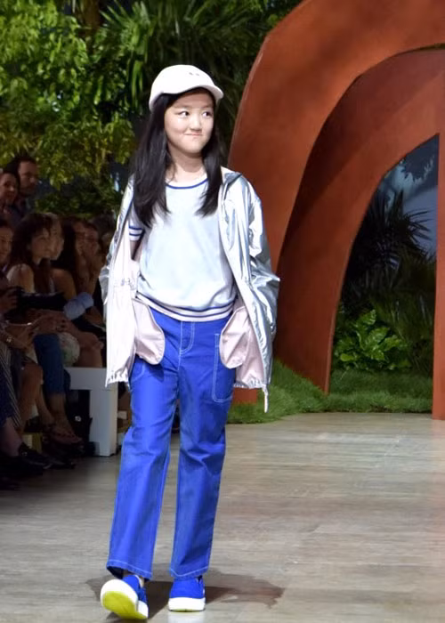 Tối qua, Lý Yên trình diễn tại một show thời trang ở Paris, Pháp. Ảnh: QQ