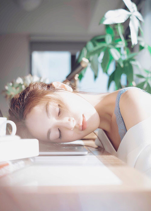 Vợ sắp cưới của Trịnh Gia Dĩnh ngày càng gợi cảm sau 5 năm đăng quang Hoa hậu Hong Kong.