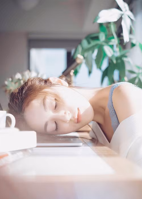 Vợ sắp cưới của Trịnh Gia Dĩnh ngày càng gợi cảm sau 5 năm đăng quang Hoa hậu Hong Kong.