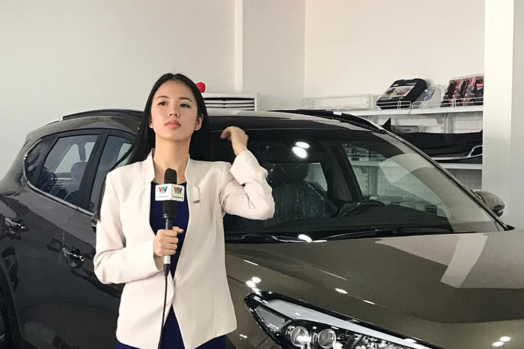 Sau khi du học ở Colombia, Tuyết Trang trúng tuyển vào Đài truyền hình Việt Nam. Hiện tại, cô làm BTV của phòng Tiếng Anh - VTV4. Ảnh: FBNV