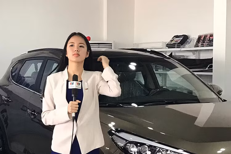 Sau khi du học ở Colombia, Tuyết Trang trúng tuyển vào Đài truyền hình Việt Nam. Hiện tại, cô làm BTV của phòng Tiếng Anh - VTV4. Ảnh: FBNV