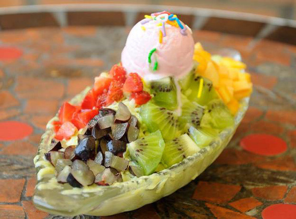 Đá bào Singapore xuất hiện ở Việt Nam lần đầu tiên vào 4 năm trước tại Bình Dương. Hiện nay, bạn có thể thưởng thức món đá bào này ở một số quán tại Sài Gòn như Tea and Coffee (Trần Quốc Toản), Crazy Panda (Sư Vạn Hạnh), Sing Ice (Gò Vấp)… với mức giá 40.000-60.000 đồng/cốc. Ảnh: Đá Bào Singapore.