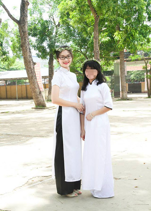 Hình ảnh Khánh Linh diện áo dài trắng chụp ảnh kỷ yếu khi học lớp 12. Ảnh: FBNV