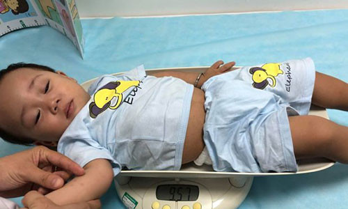 Con trai Bella nặng 9,5 kg.