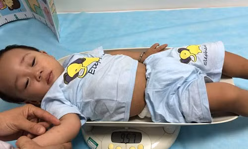 Con trai Bella nặng 9,5 kg.