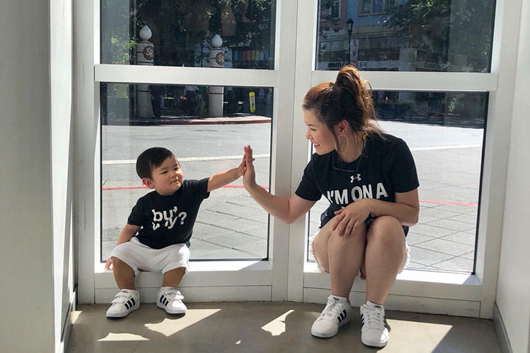 Bà xã của Đan Trường cùng trai đi mua sắm.