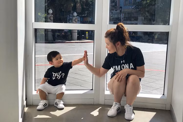 Bà xã của Đan Trường cùng trai đi mua sắm.