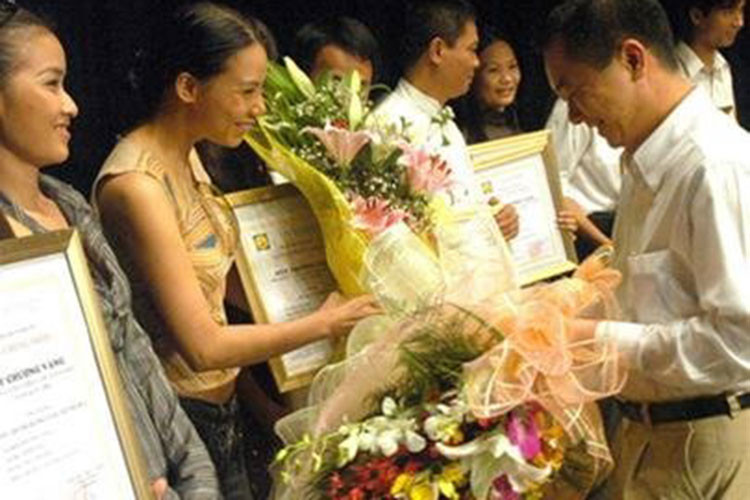 Nữ ca sĩ đến từ Quảng Ninh cũng từng đoạt huy chương vàng Giọng hát hay chuyên nghiệp toàn quốc năm 2005. Ảnh: Tuoitre