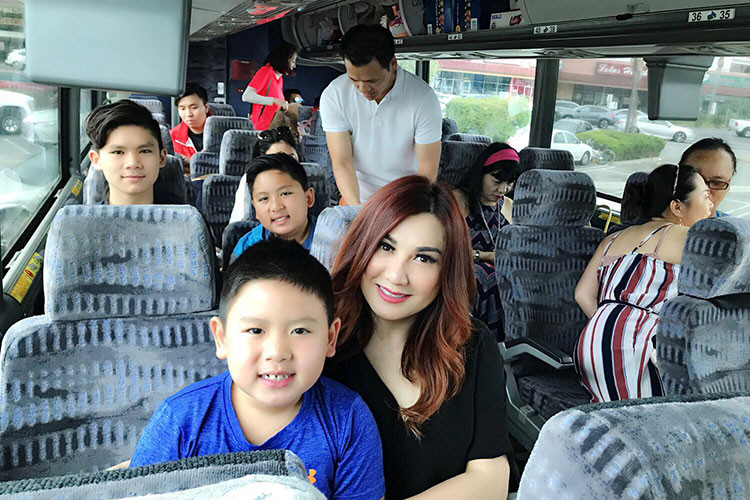 Vợ cũ của Bằng Kiều đưa các con đi chơi cùng các nghệ sĩ.