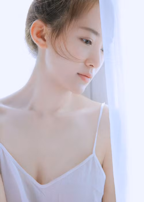 Tần Tử Việt ngày càng đẹp mặn mà, quyến rũ. Ảnh: Weibo