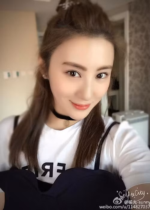 Ở tuổi 36, vợ cũ của Nhiếp Viễn vẫn trẻ trung, xinh đẹp. Hiện tại, cô khá kín tiếng. Ảnh: Weibo