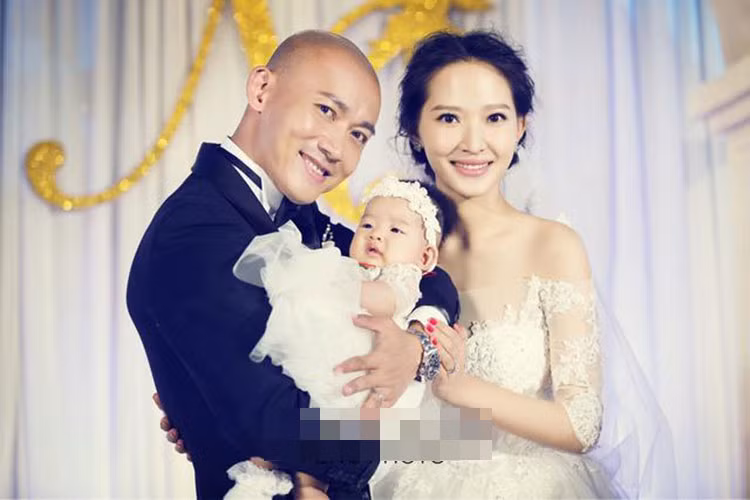  Hình ảnh Nhiếp Viễn bên vợ và con gái trong đám cưới vào tháng 8/2014. Ảnh: Sina