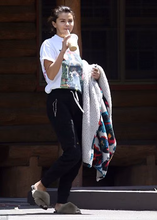 Khi được báo chí truyền thông hỏi về Justin, Selena luôn giữ im lặng.