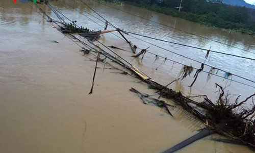 Nước trên sông Bứa qua thị trấn Thanh Sơn vẫn đang ở mức cao gần đến đường điện.