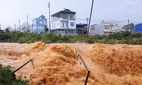 Hàng loạt tỉnh miền núi đối mặt với nguy cơ sạt lở đất và lũ quét.