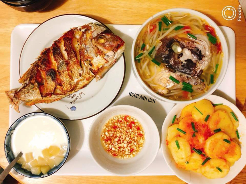 Thực đơn 2: Cá diêu hồng chiên giòn chấm nước mắm gừng - tỏi - ớt, canh đầu cá nấu chua với giá, khoai tây xào cà chua. Tráng miệng bằng sữa chua dầm đào trắng.