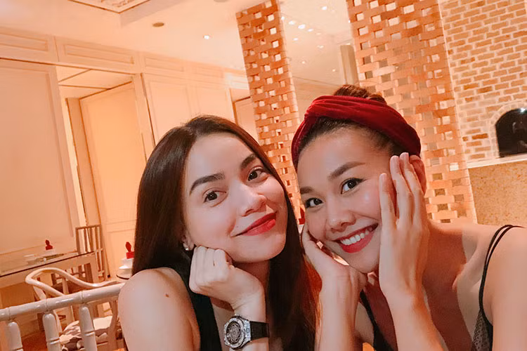 Đôi bạn thân của showbiz Hồ Ngọc Hà - Thanh Hằng hội ngộ.
