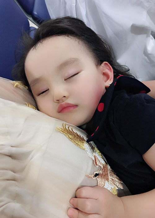 Bà mẹ đơn thân Hồng Quế vừa bế con ngủ vừa khóc tủi thân trong lúc xếp hàng đợi qua hải quan: “Thương con gái. Theo mẹ mà ngủ gật trên vai mẹ. Bế con đứng xếp hàng để được qua hải quan mà tay mẹ run lên cảm giác muốn gãy ra. Đứng mà 2 chân mẹ còn không vững. Thật may khi mẹ gặp được đôi vợ chồng người nước ngoài. Họ cho mẹ đi tắt. Vì thấy mẹ như muốn ngất xỉu. Vừa bế con vừa khóc tủi thân. 1 thân tự làm mọi thứ. Vừa làm mẹ vừa làm bố”.