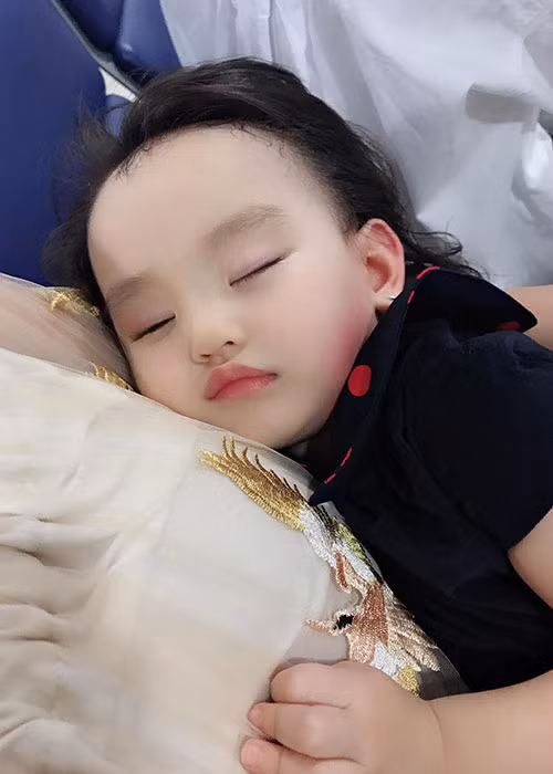 Bà mẹ đơn thân Hồng Quế vừa bế con ngủ vừa khóc tủi thân trong lúc xếp hàng đợi qua hải quan: “Thương con gái. Theo mẹ mà ngủ gật trên vai mẹ. Bế con đứng xếp hàng để được qua hải quan mà tay mẹ run lên cảm giác muốn gãy ra. Đứng mà 2 chân mẹ còn không vững. Thật may khi mẹ gặp được đôi vợ chồng người nước ngoài. Họ cho mẹ đi tắt. Vì thấy mẹ như muốn ngất xỉu. Vừa bế con vừa khóc tủi thân. 1 thân tự làm mọi thứ. Vừa làm mẹ vừa làm bố”.