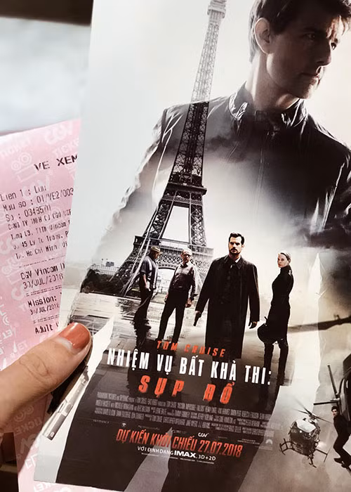 Vợ chồng siêu mẫu Hà Anh “trốn” con gái mới đầy tháng tuổi đi xem phim.