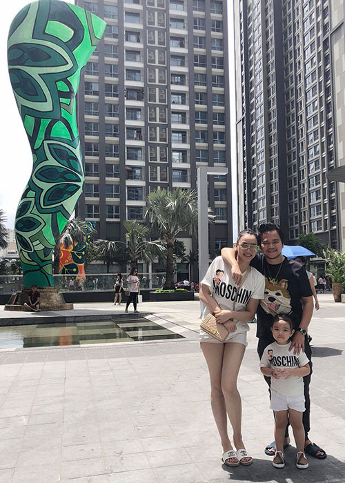 Vợ chồng sao Việt Trang Nhung đưa con gái đi chơi.