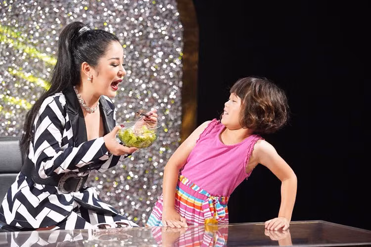 Thúy Nga chăm sóc con gái Nguyệt Cát trên trường quay.