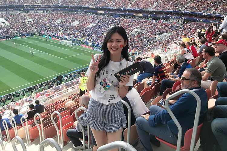 Á hậu Ngô Thanh Thanh Tú là fans của môn bóng đá. Mới đây, người đẹp sang Nga cổ vũ cho đội tuyển Pháp trong trận chung kết World Cup 2018.