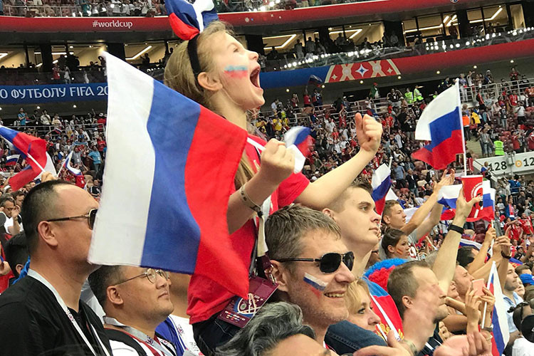 Hoàng Bách may mắn chụp được khoảnh khắc một em nhỏ người Nga ăn mừng đội tuyển Nga vừa thắng đội tuyển Tây Ban Nha tại World Cup 2018.