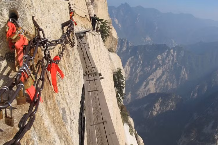 Lối đi bộ "kinh dị" ở núi Hoa Sơn (Thiểm Tây): Con đường dẫn lên núi Hoa Sơn của Trung Quốc thật đáng sợ. Đây được xem là một trong những đường mòn nguy hiểm nhất thế giới. Ảnh: Pinterest.com.