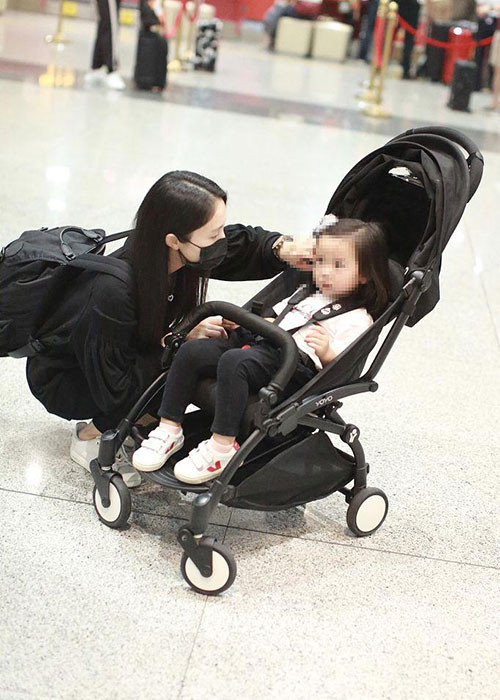 Mới đây, Cao Vân Tường đã được tại ngoại khi đóng 51 tỷ đồng tiền bảo lãnh. Không chỉ bỏ công việc, thuê nhà ở Australia, Đổng Tuyền còn đưa con gái sang để gia đình đoàn tụ. Ảnh: Sina