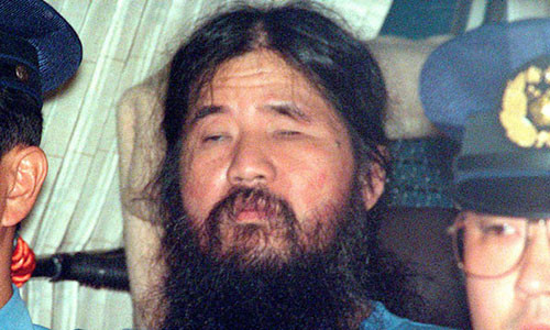 Asahara bị cảnh sát áp giải hồi tháng 6.1995.