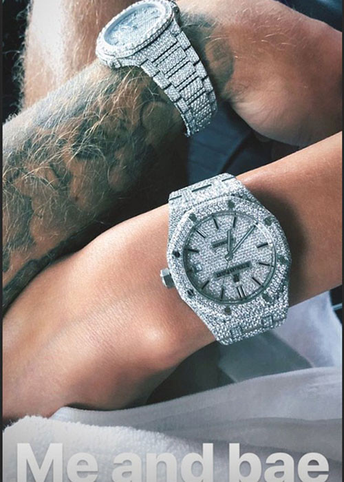 Trên trang cá nhân, Justin vừa khoe đồng hồ đôi với Hailey.