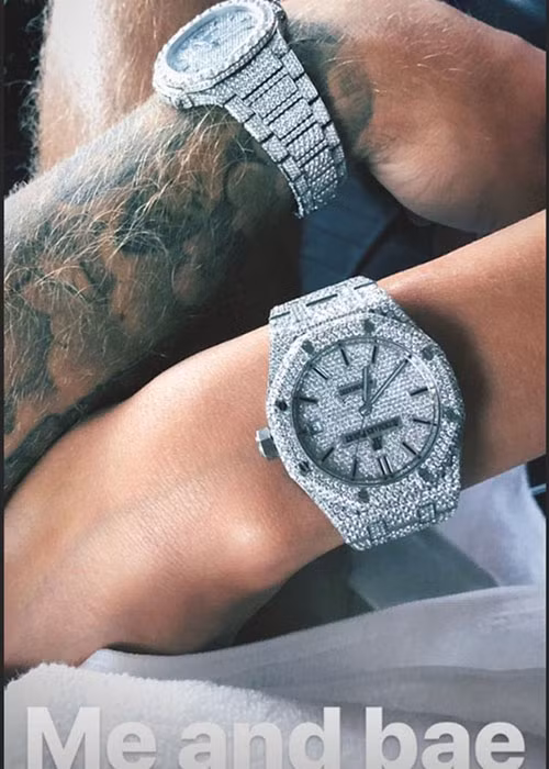 Trên trang cá nhân, Justin vừa khoe đồng hồ đôi với Hailey.