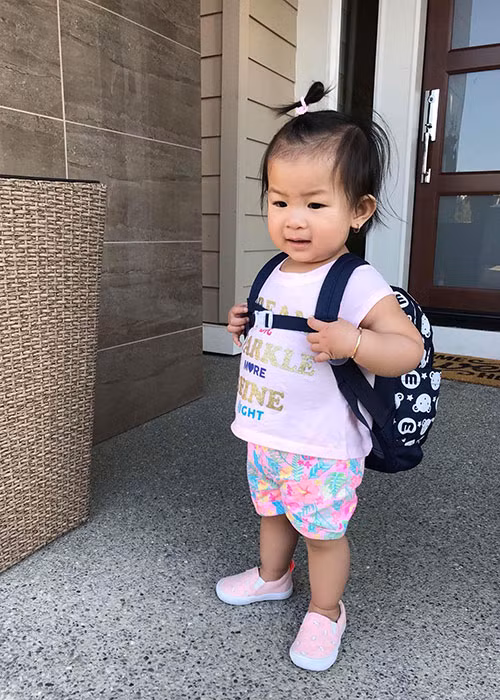 Con gái Lam Trường lần đầu tiên đến trường.