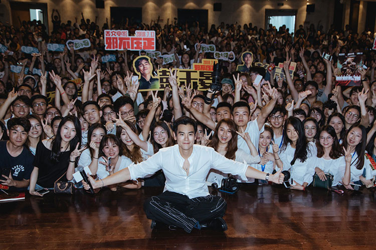 Hình ảnh Bành Vu Yến bên người hâm mộ. Ảnh: Weibo