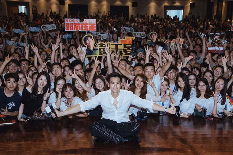 Hình ảnh Bành Vu Yến bên người hâm mộ. Ảnh: Weibo