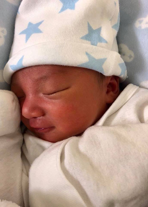 Ngày 27/6, Thúy Diễm sinh con trai đầu lòng ở nước ngoài. Khi bé tròn một tháng tuổi, cô và Lương Thế Thành mới chia sẻ thông tin và hình ảnh quý tử của mình. Thúy Diễm cho hay con trai tên Lương Thế Bảo, nặng 3,2kg lúc chào đời. Ngày 27/6, Thúy Diễm sinh con trai đầu lòng ở nước ngoài. Khi bé tròn một tháng tuổi, cô và Lương Thế Thành mới chia sẻ thông tin và hình ảnh quý tử của mình. Thúy Diễm cho hay con trai tên Lương Thế Bảo, nặng 3,2kg lúc chào đời.